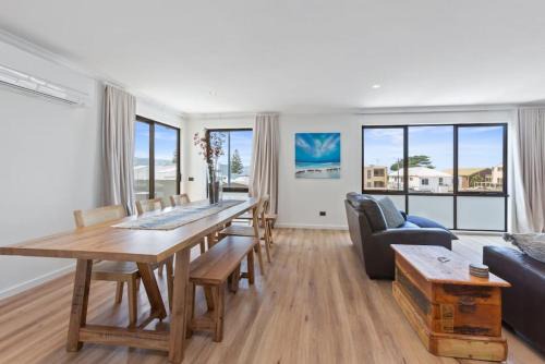 Apollo Bay Apartment | Pebbles on Pascoe - Central apartment