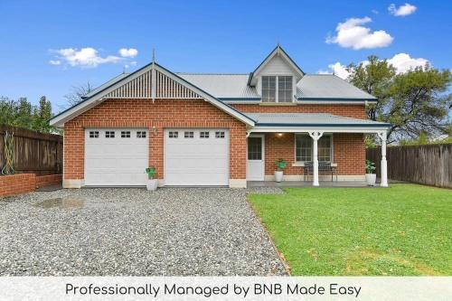 Bathurst House | Peel St - Walk to CBD, Large Family Home
