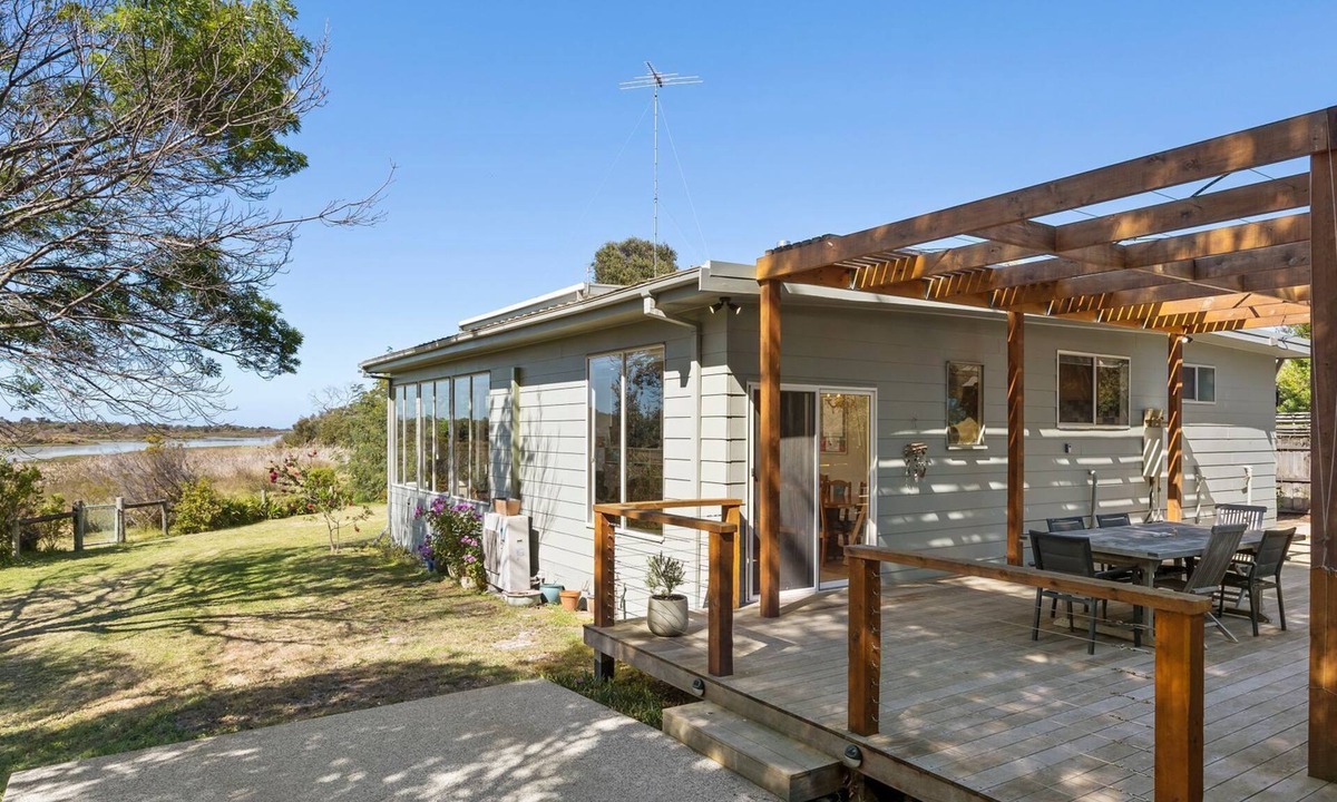 St Leonards House | Pelican Point- Located next to Edwards Point Wildlife Reserve
