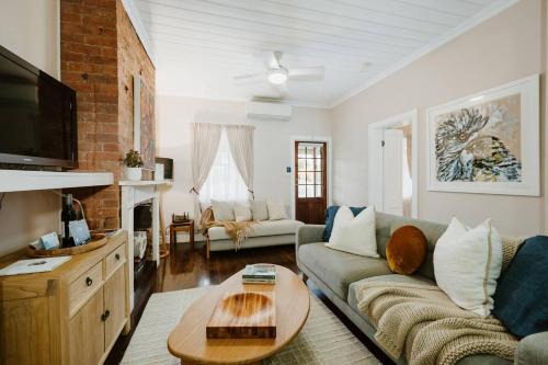 Central Mudgee House | Percy's Cottage - Storybook Heritage Charm in Town