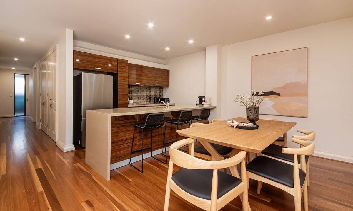 Brighton Apartment | Pet Friendly - Esplanade Escape to the Brighton Beach Boxes