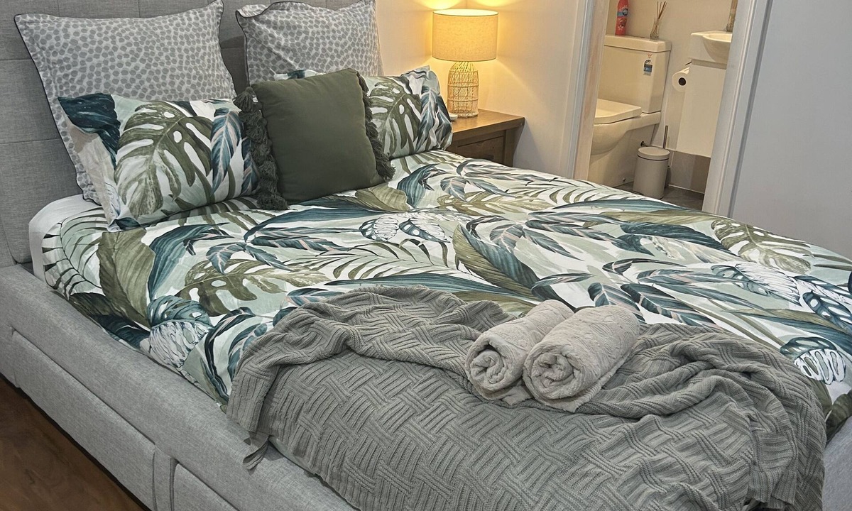 Halekulani Apartment | Pet friendly private studio, walking distance to lake
