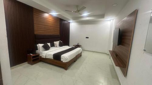 Sector 27 Hotel | PLAY HOTEL BUDHA TOWER Sector 18 metro
