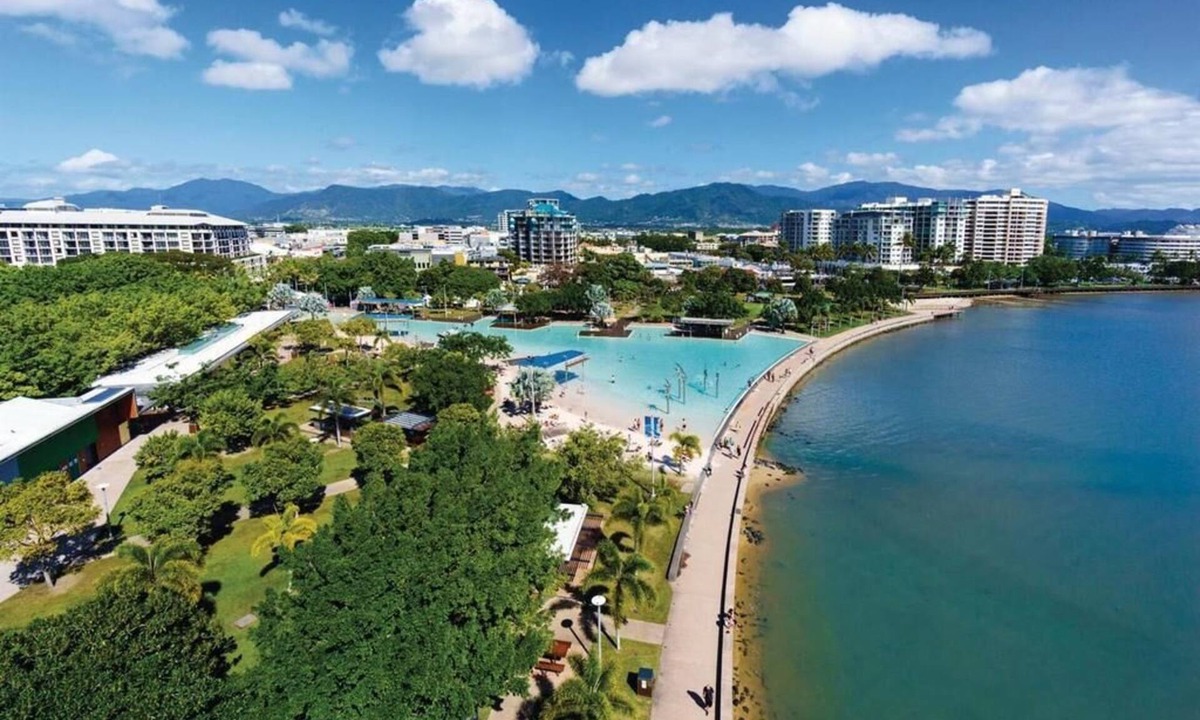 Cairns Central Business District Apartment | Pool View City Centre Apartment 202