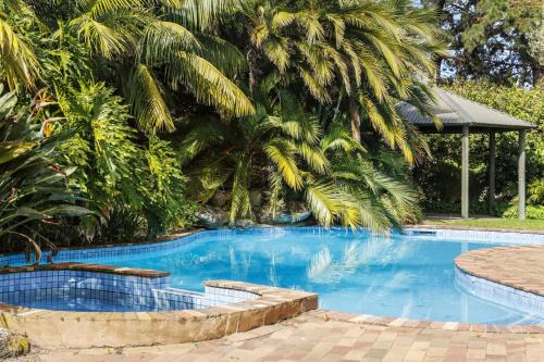Rosebud House | Poolside Palms Oasis