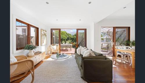 Manly House | Private Manly Suite, Walk to Beach & Wharf
