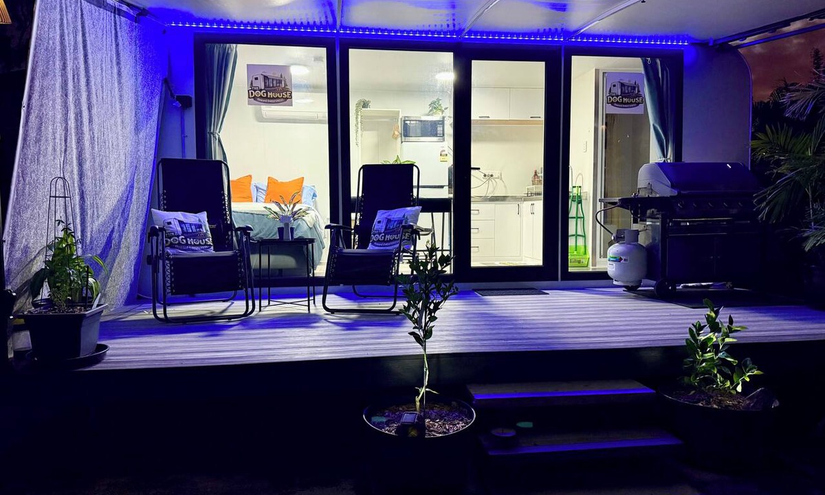 Howard House | Private Studio Pod well equipped | Walk to Town | Aircon, Deck & BBQ, Wifi