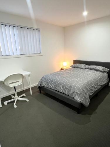 Guildford House | Queen Room in Peaceful and Modern House - OR8