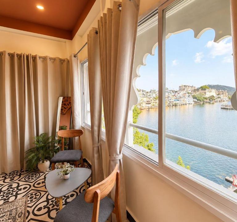 Udaipur Hotel | Raahgir LakeView Hostel