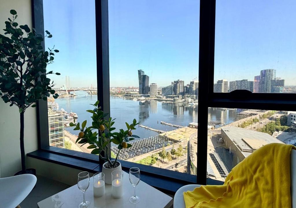Docklands Apartment | Readyset Apartments at Stadium South