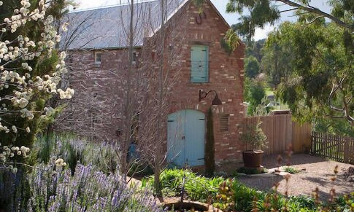Chewton House | Red Brick Barn - located at Castlemaine