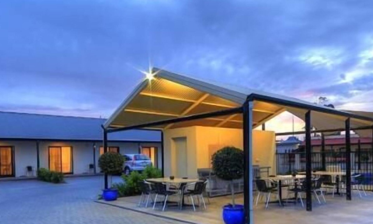 Broken Hill Hotel | Red Earth Motel