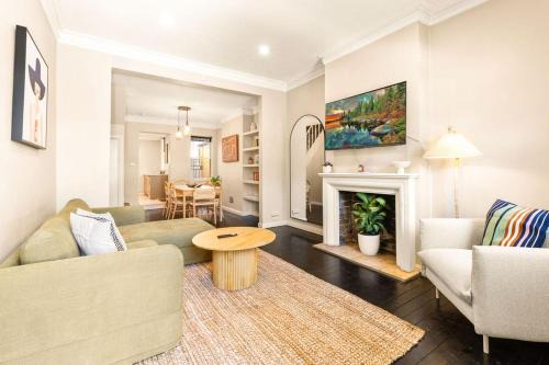 Redfern Apartment | Redfern 3BR Family Stay with Parking & Patio