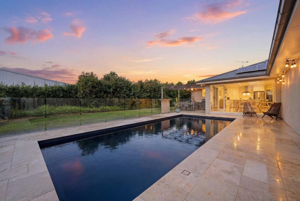 Dubbo House | Regand Retreat - Pool, Luxurious Family Home