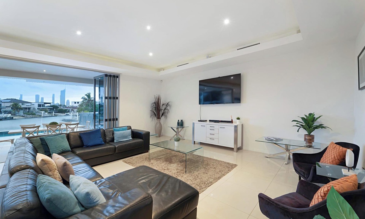 Broadbeach Waters House | Relaxed waterfront living