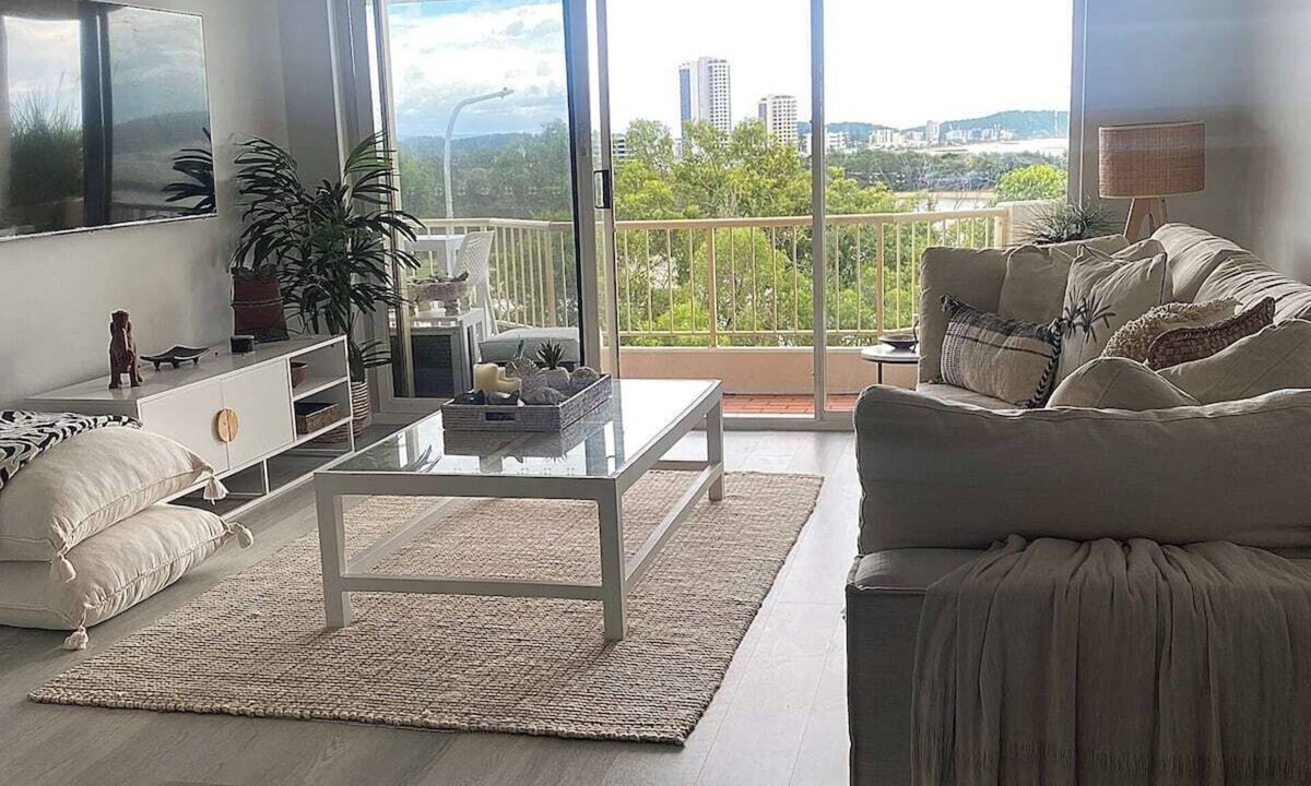 Currumbin Apartment | Relaxing Coastal Retreat with Ocean Views