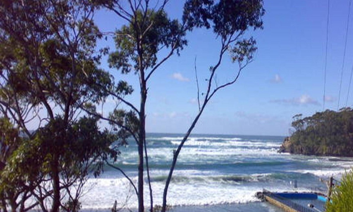 Mollymook Beach House | Relaxing, open plan, fully-equipped Beach House 500m to S Narrawallee beach.