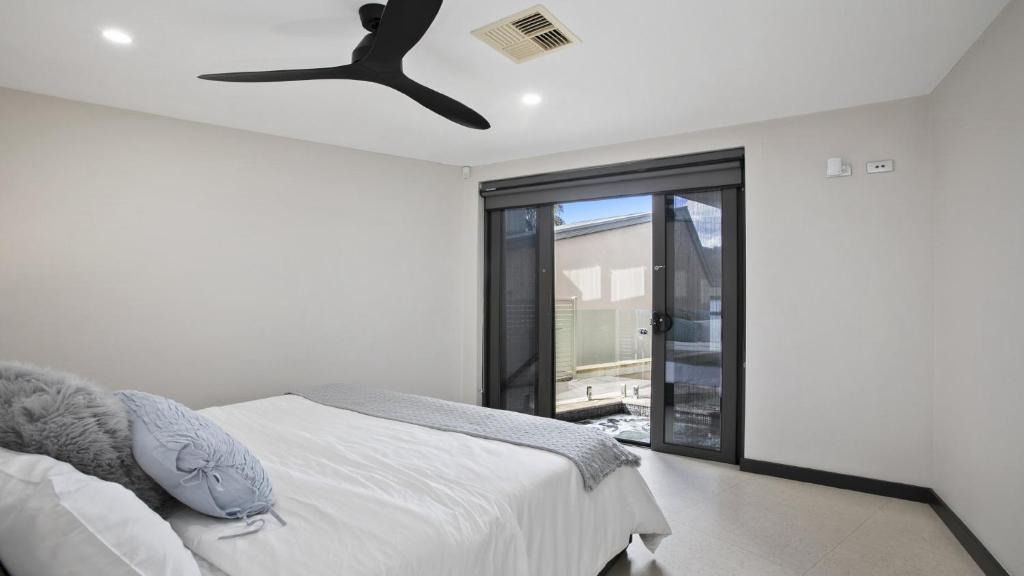 Booker Bay House | Riptides Booker Bay -Waterfront apartment, walk to shops & cafes