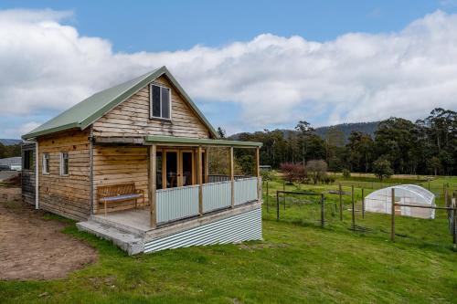 Jackeys Marsh Ski Chalet | Rivendell Cottage - Off Grid cabin