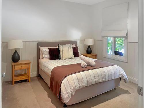 Jamieson House | River Rock Cottage Centrally located and Dog friendly