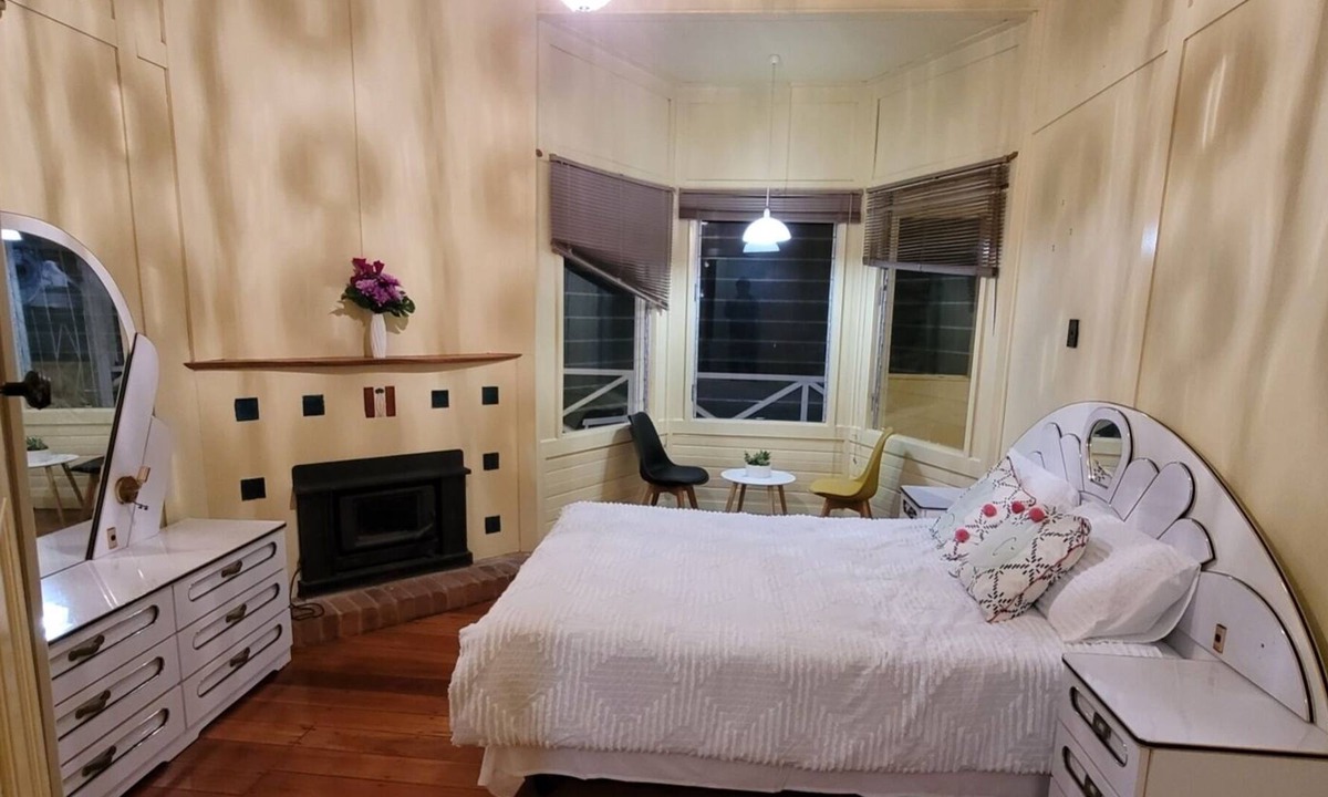 Tacoma House | Riverfront 5 bedroom house in central coast