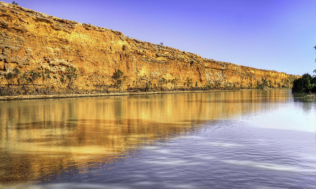 Murraylands House | Riverfront property at Big Bend offering majestic views and location