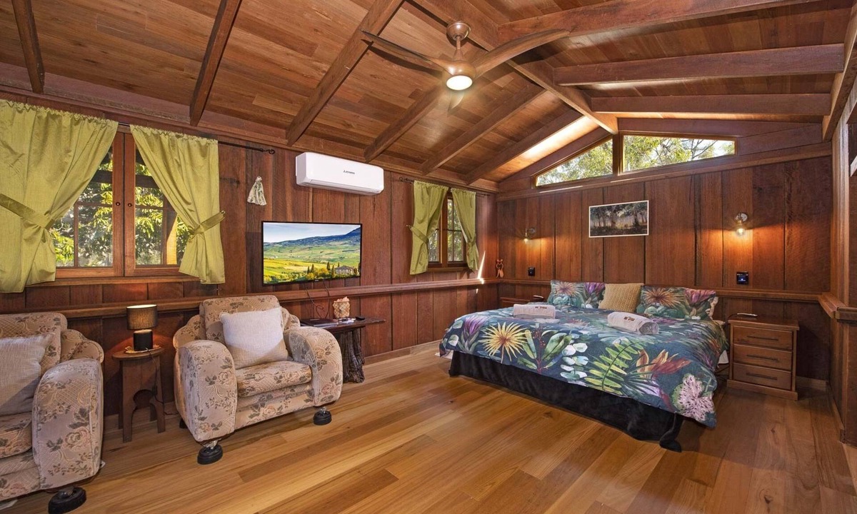 River Heads Cabin | Romantic timber cabin on 75 acres with outdoor bath