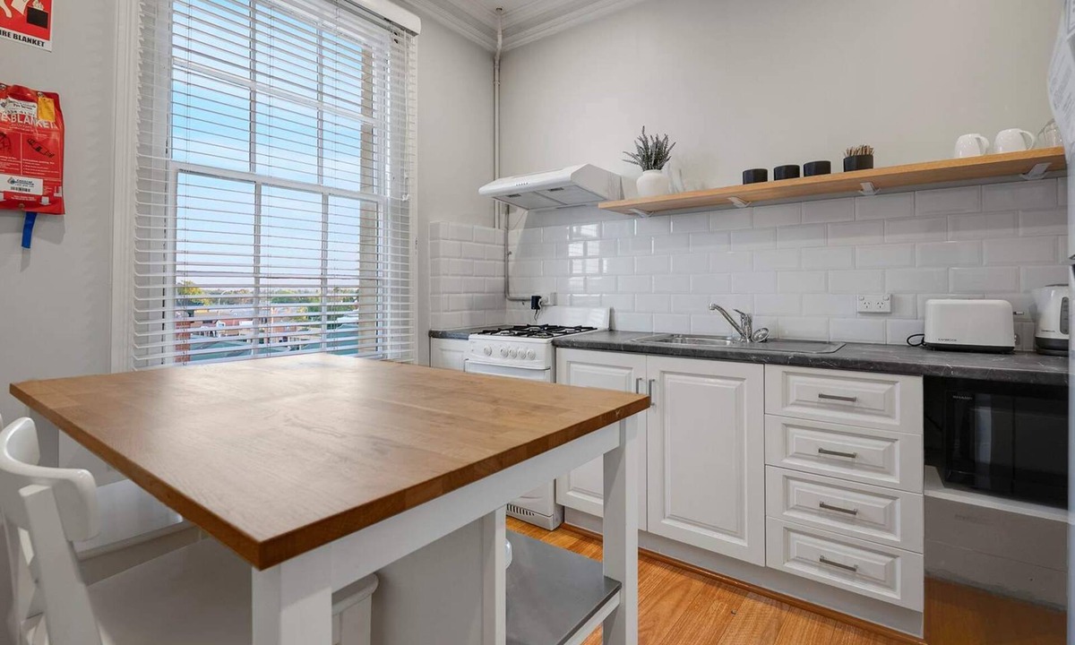 Bathurst Apartment | Royal Apartment 2. Alfresco Balcony. Bathurst CBD