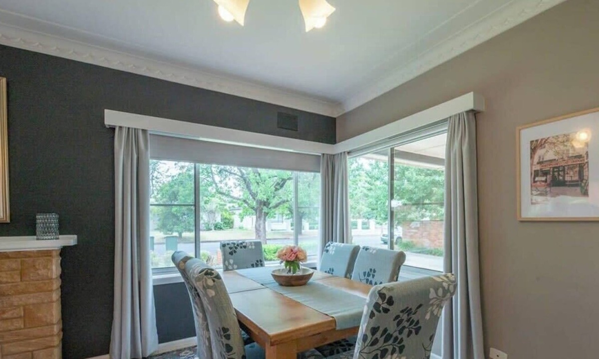 Dubbo House | Roycox Cottage. Fireplace & Yard. Walk to Cafés.