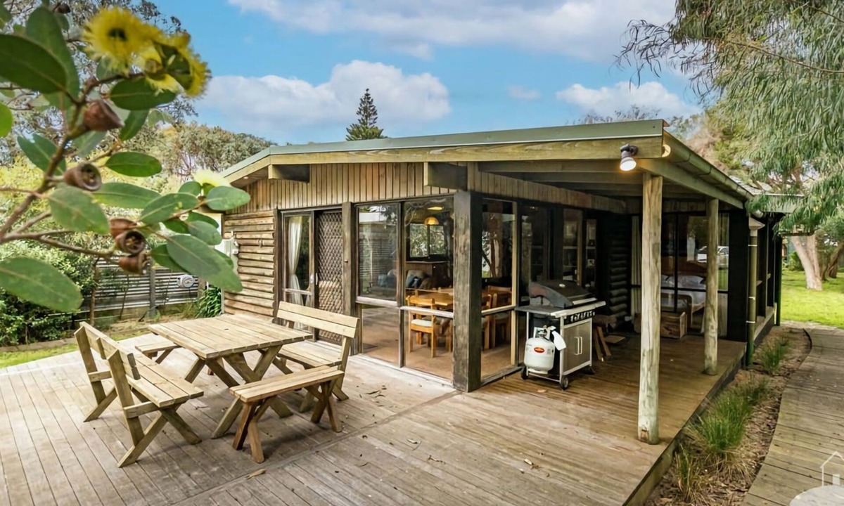 Sandy Point House | Sandy Point Log Cabin Stay 3 Pay 2 Winter Special