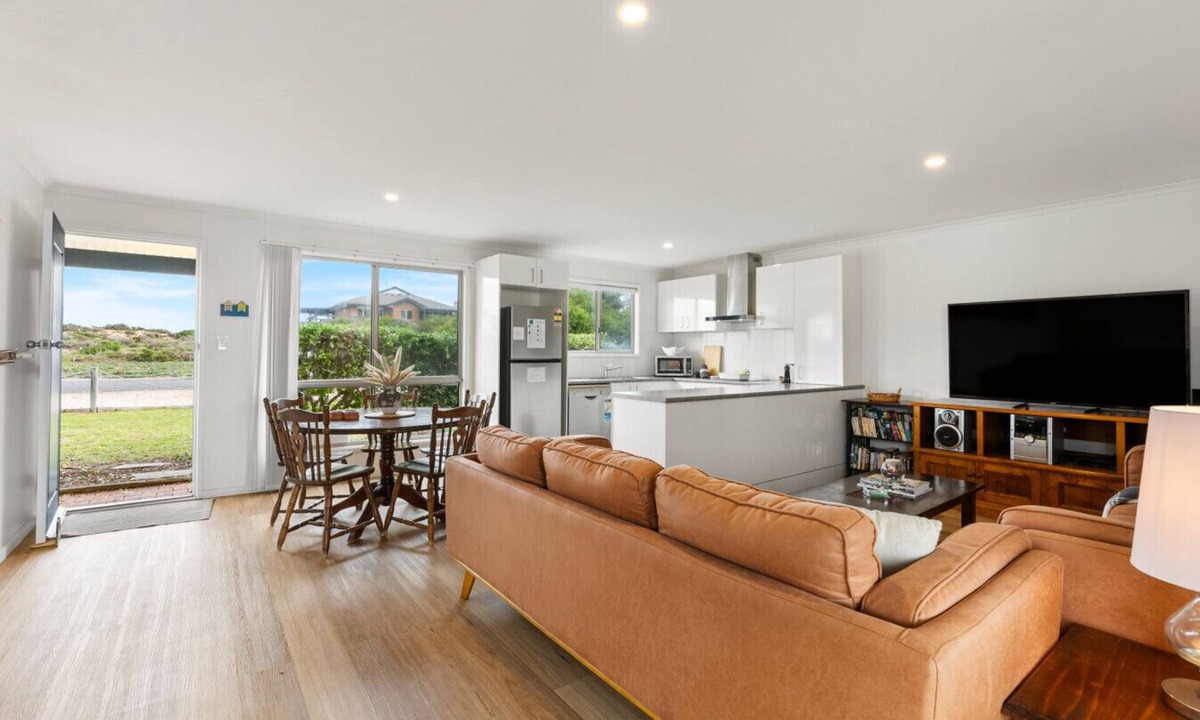 Middleton House | Sea Breeze—Spacious Family Escape near Surf Beach