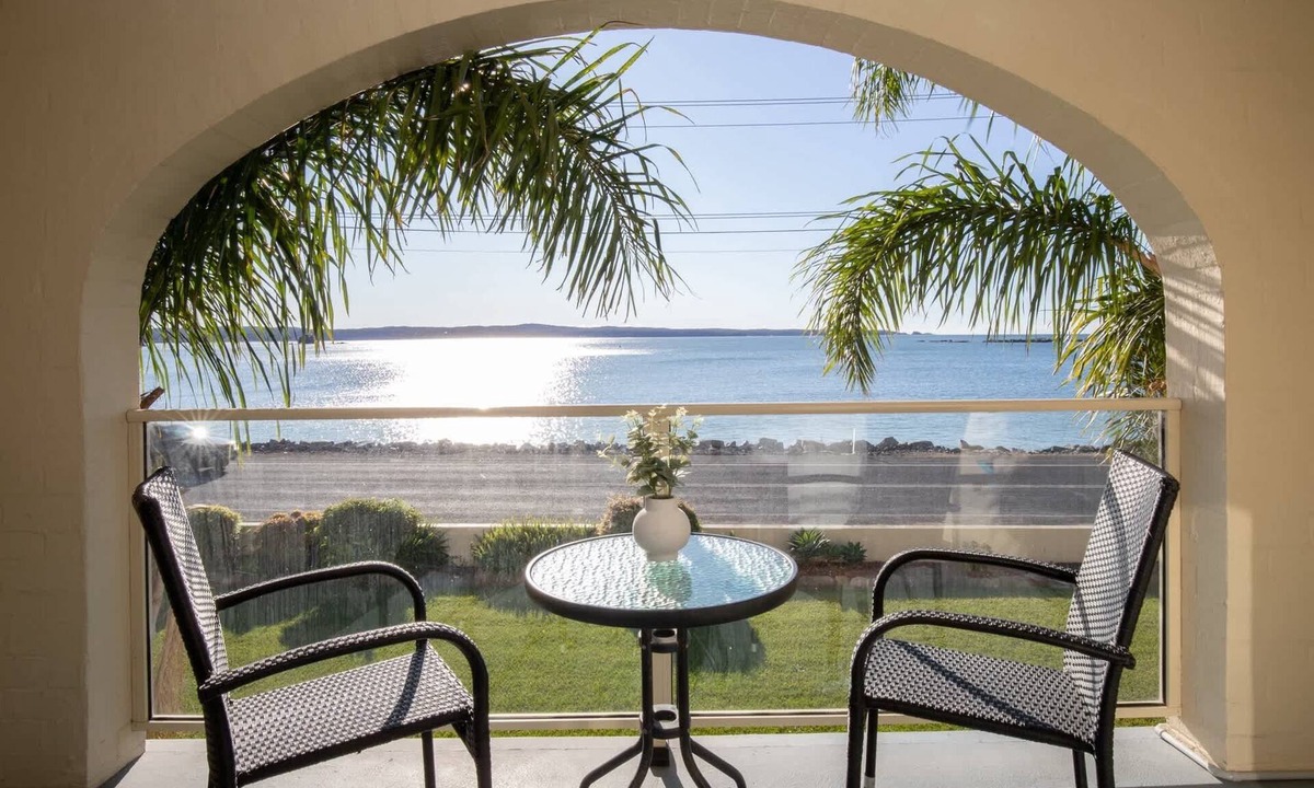 Batehaven Apartment | Seafront Getaway Studio, Great Location with Pool