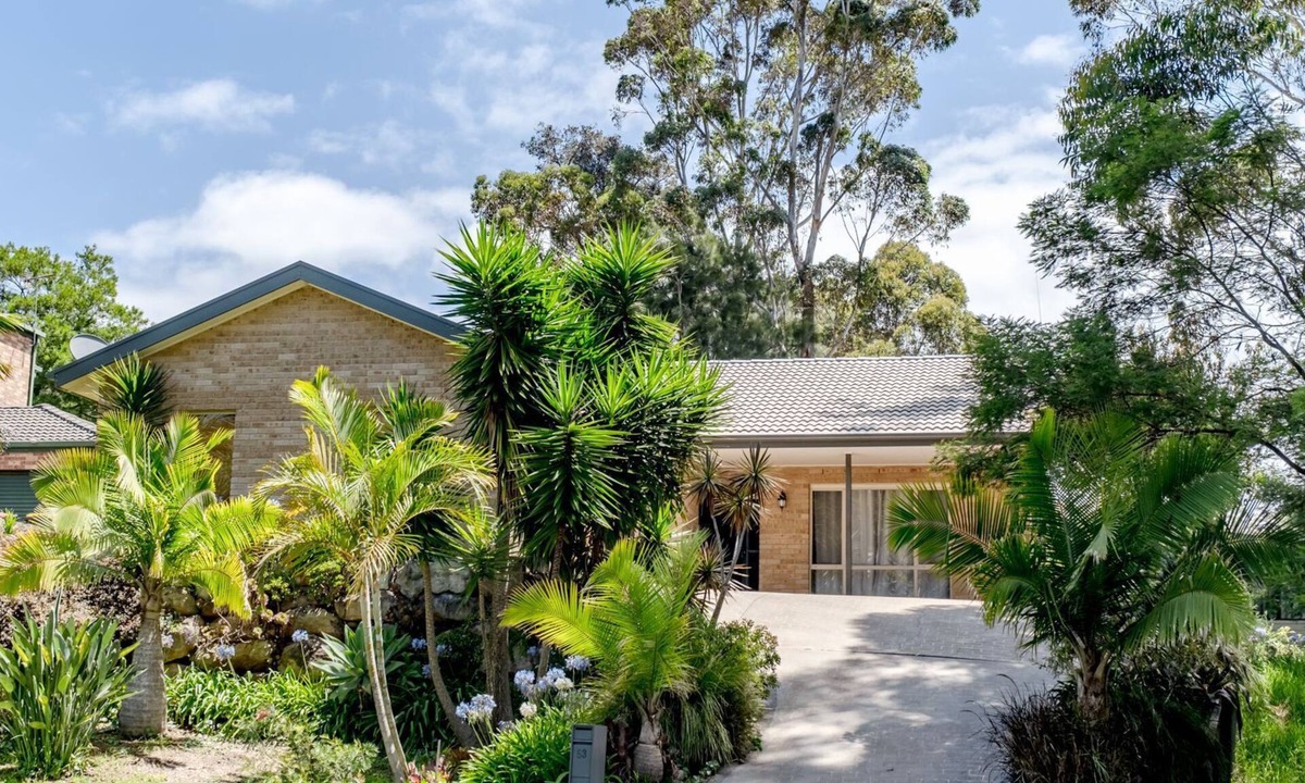 Narrawallee House | Shells Narrawallee - 800m from Narrawallee Beach