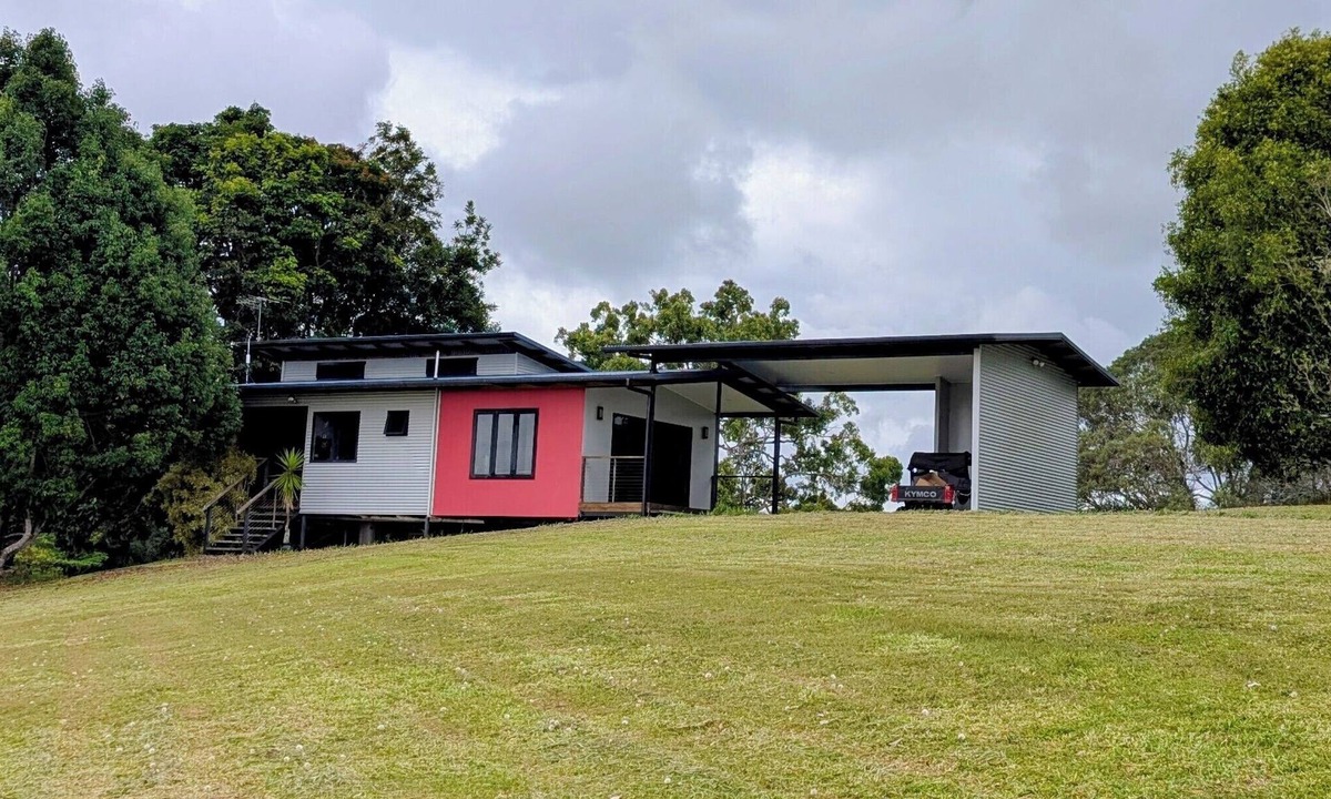 Barrine Cabin | Short term accommodation farm stay on Tinaroo Dam