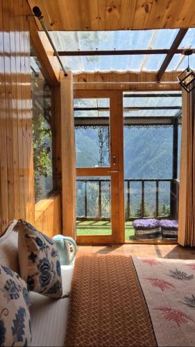 Kullu Ski Chalet | Skyview Jacuzzi Treehouse Power Backup Tandi