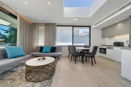 Coogee Apartment | Sleek 1BR Apartment w Skylight near Coogee Beach
