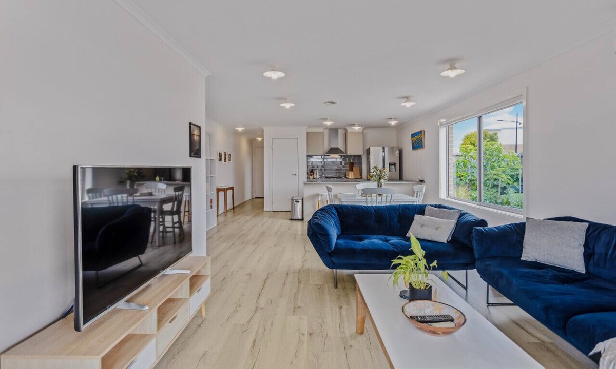 Torquay House | Sleeps 6 - Private Deck - Reading Bungalow