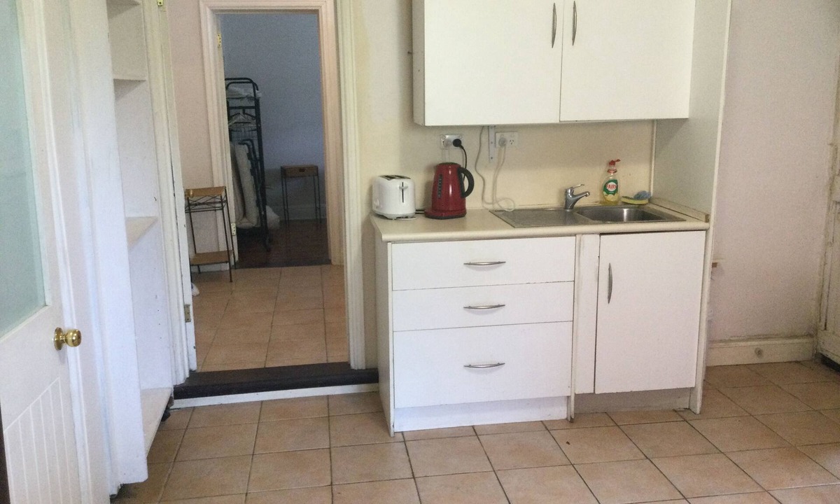 Adelaide Central Business District Apartment | Small well positioned apartment in a nice location