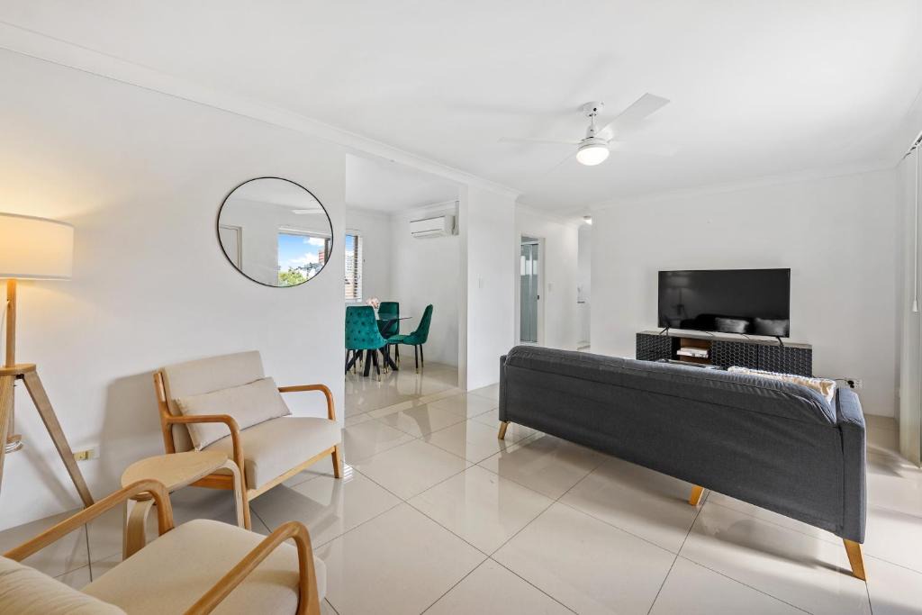 East Brisbane Apartment | Spacious 2BRM Apt Close to Gabba with Parking & Wifi