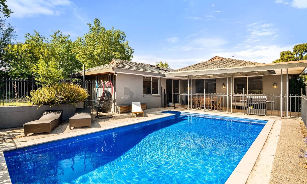 Glen Iris House | Spacious 5-Bed Home with Pool in Glen Iris