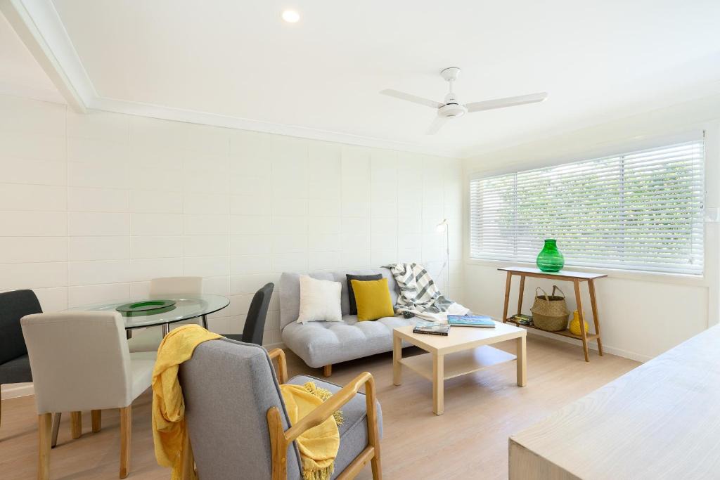 Main Beach Apartment | Spacious and Bright Apartment Minutes to the Beach
