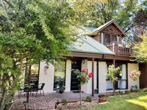 Armidale House | Spacious and Central 5 bedroom Home