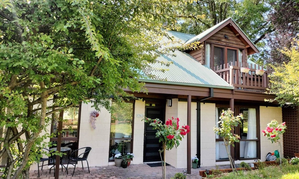 Armidale House | Spacious and Central 5 bedroom Home