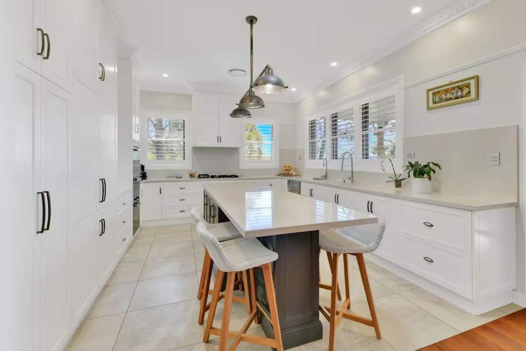 Cotswold Hills House | Spacious Bright & Luxurious 5BR Family Retreat