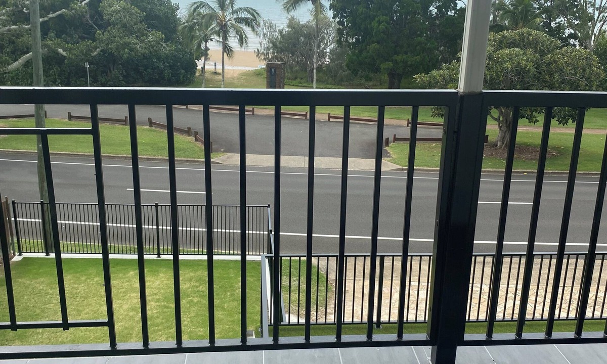 Pialba Apartment | Spacious modern Beachside 2 Bedroom Unit.