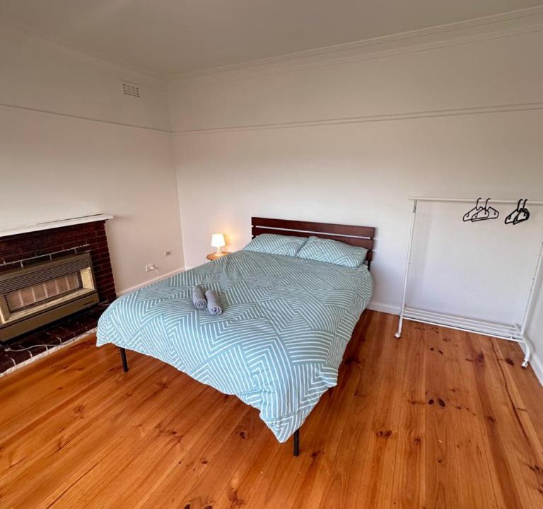 Broadmeadows House | Spacious Queen Room - CR2