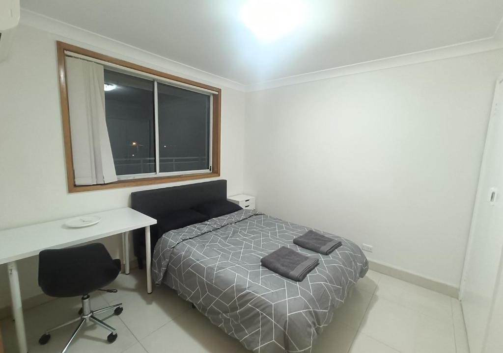 Guildford West House | Spacious Queen Room in Large, Two Story Home - GB