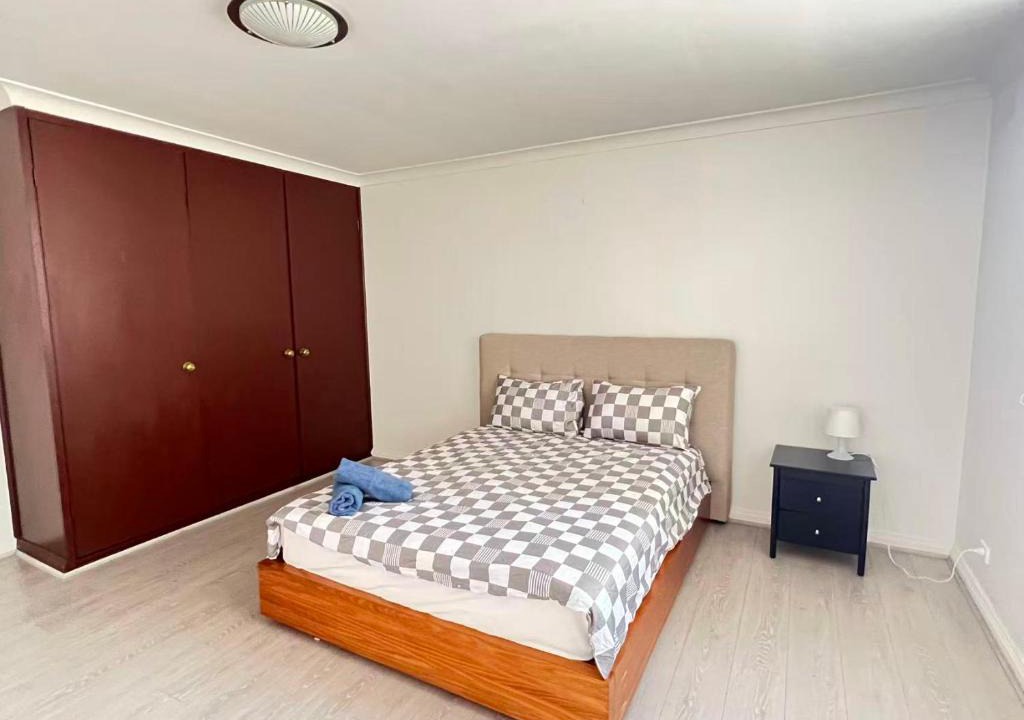 Croydon House | Spacious Queen Room with Easy CBD Access - CP3