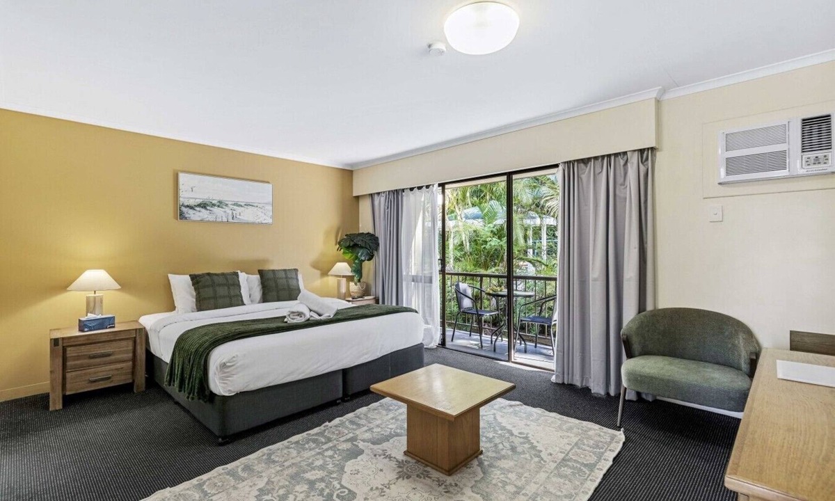 Mount Ommaney Bed & Breakfast | Spacious Room Ideal for Biz District & Access CBD