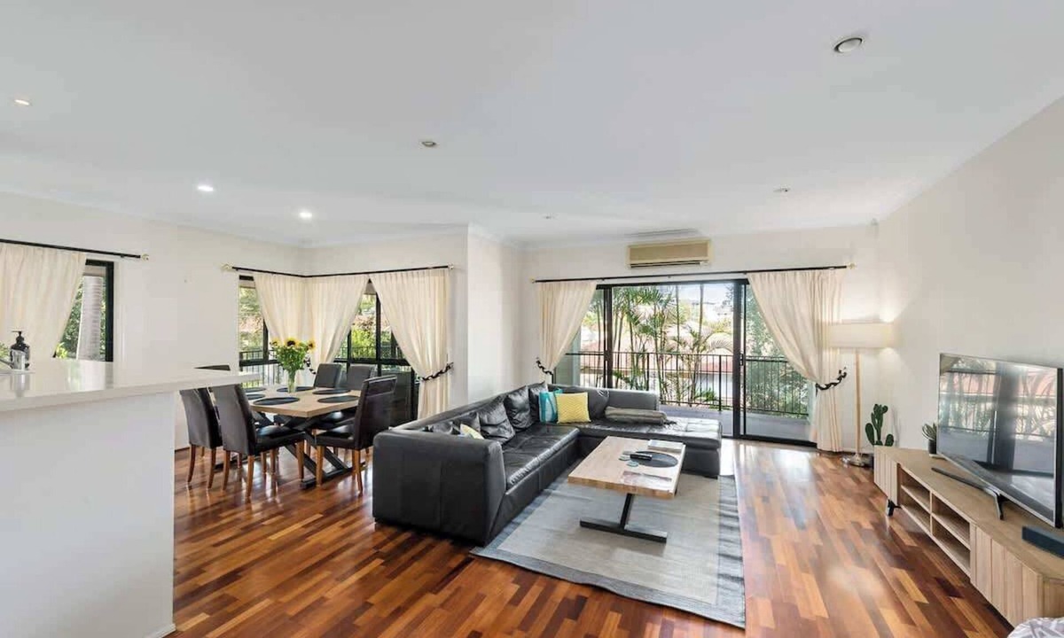 Mount Ommaney House | Spacious & Serene! 3Bed/2Bath/2+Cars ~ House